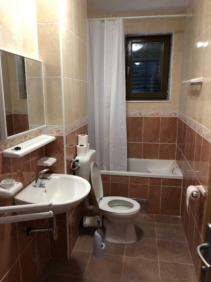 Prčanj Apartmani Petrija מראה חיצוני תמונה