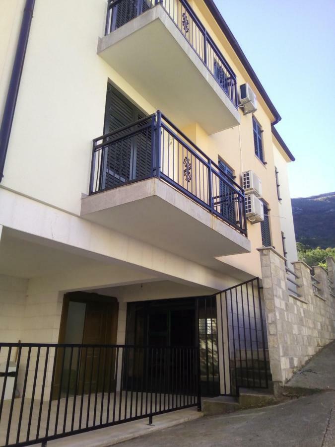 Prčanj Apartmani Petrija מראה חיצוני תמונה